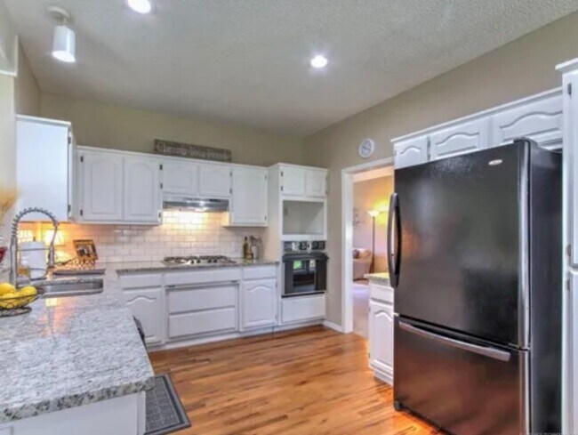 Building Photo - 4009 E 88th St