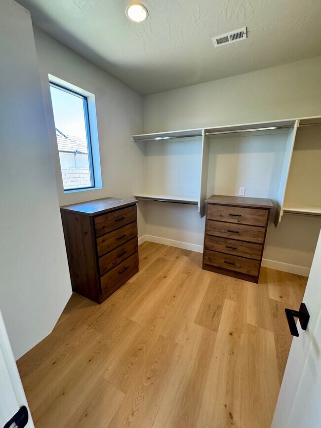 Building Photo - Beautiful Modern 5 Bedroom Furnished Home!!