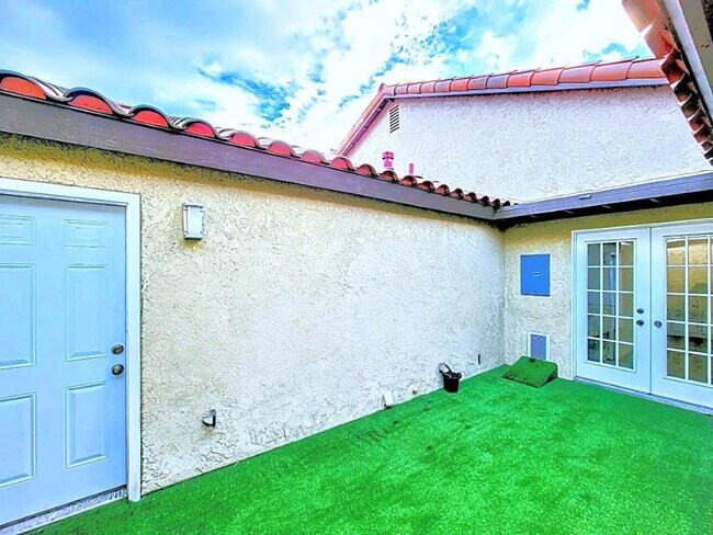 Building Photo - 28506 Barbosa