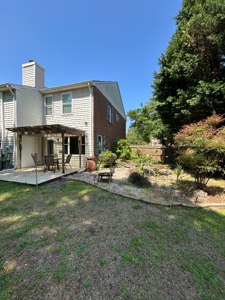 Building Photo - 601 Sedgefield Ct