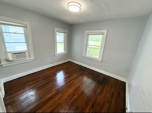 Building Photo - Updated 2 Bedroom/ 1 Bath Home in KCMO