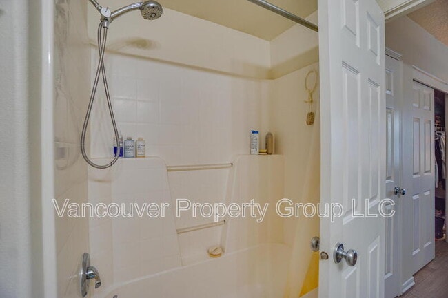 Building Photo - 6001 NE 33rd Cir