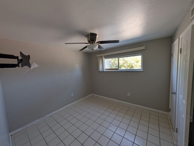 Building Photo - Updated Ground Floor 2/1 **Water/Sewer Included**