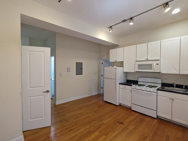Building Photo - 4715 N Sheridan Rd
