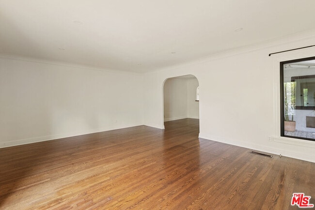 Building Photo - 1928 N Berendo St