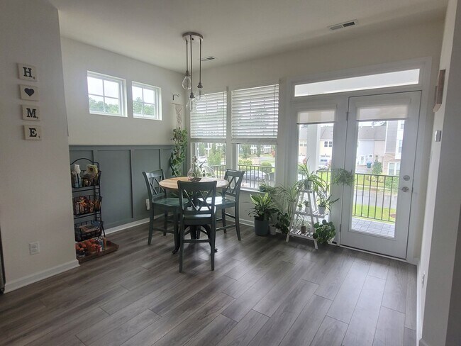 Building Photo - Huntington Pointe