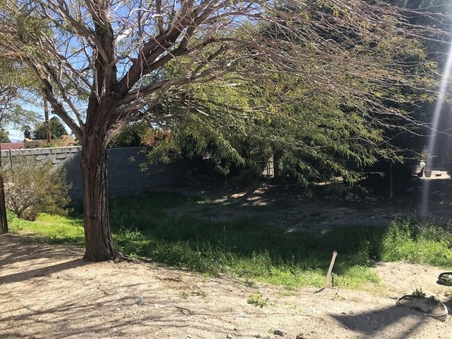 Building Photo - Spacious Home For RENT: 3 Bed / 2 Bath, Fenced in yard + 2 Car Garage!  MOVE IN READY!