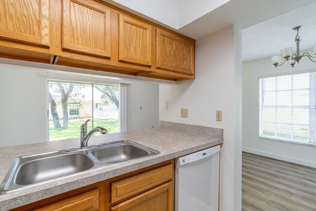 Building Photo - Beautiful 3 bedroom 2.5 bathroom townhouse for rent near USF.