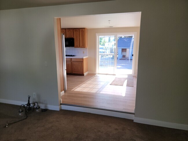 Building Photo - 158 Hall Ln