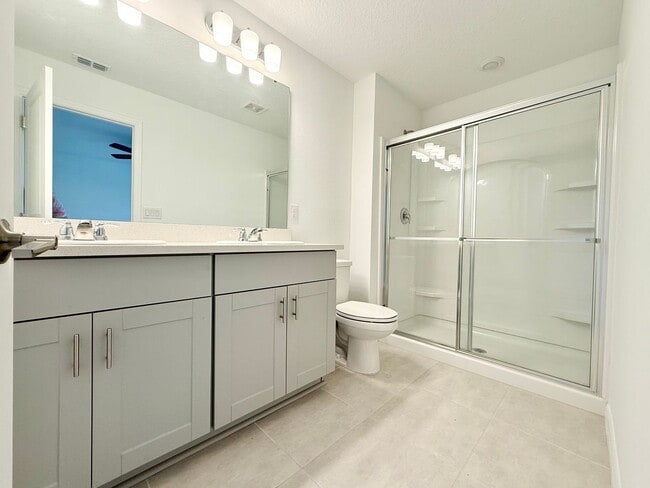 Building Photo - Designed for the way you live! 3Bedrooms/2.5Bath Edgewater Townhome