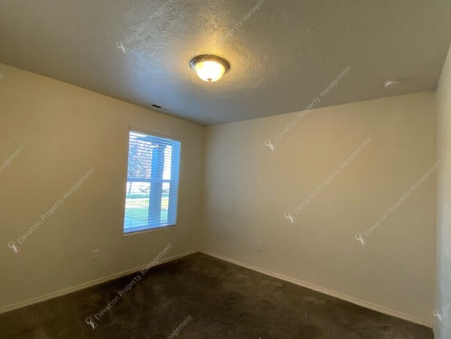 Building Photo - Central Oregon Living: Bright Home with Fi...
