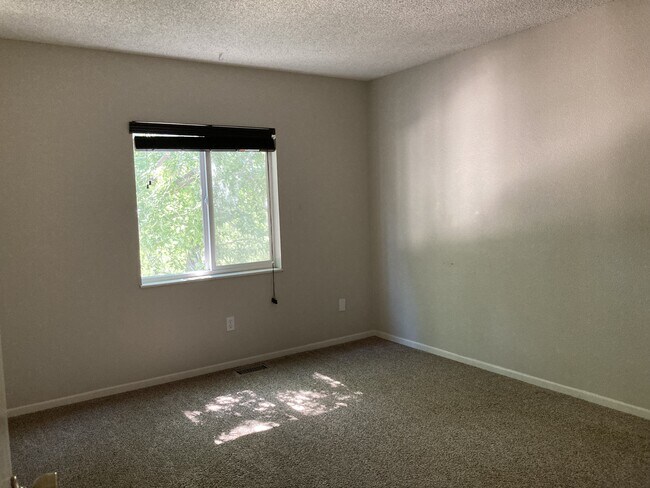 Building Photo - 5480 Descanso Cir W