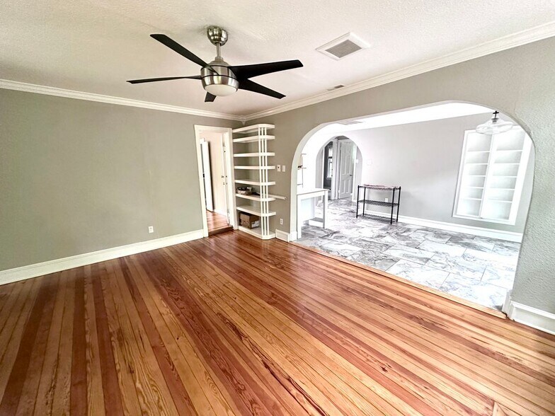 Building Photo - 8619 Groveland Dr