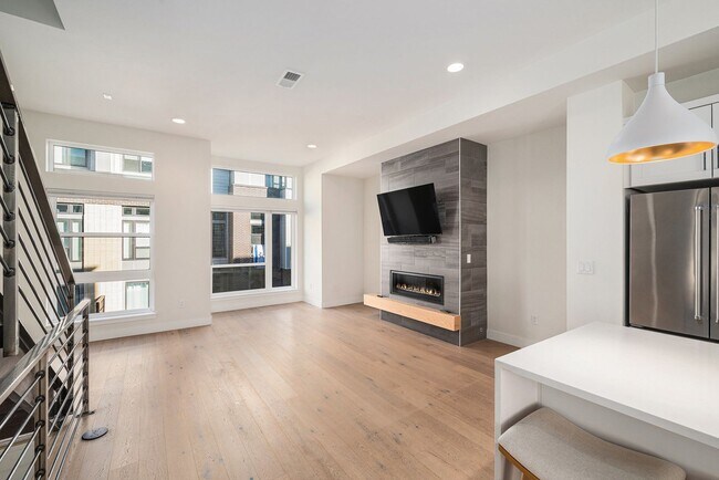 Building Photo - Spacious 3-Bedroom Townhome in the Heart o...