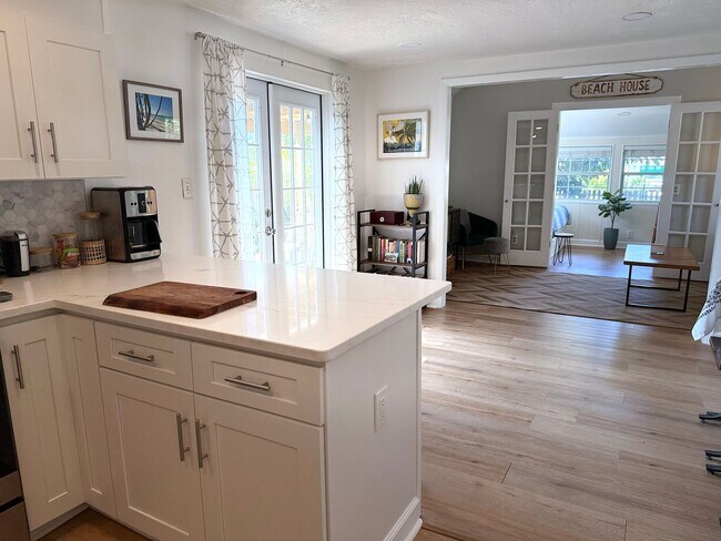 Building Photo - 2 Bedroom 2 Bath Annual Furnished Cottage ...