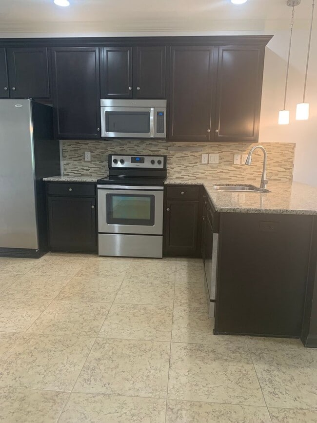 Building Photo - Spacious 3 Bed/2.5 Bath Townhome in Oakleaf