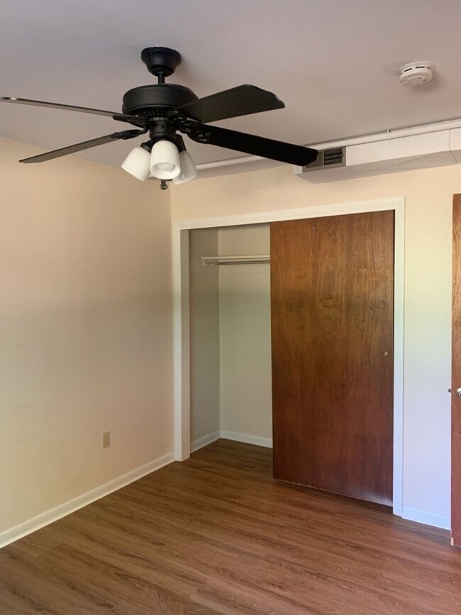 Building Photo - Mid-Town Single Family Home w/ Spacious Fenced Yard