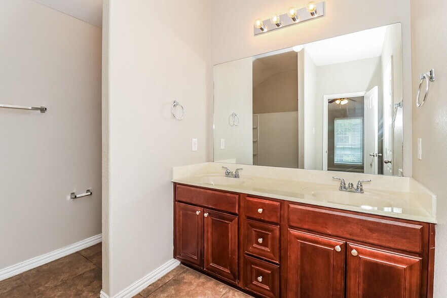 Building Photo - 7617 Hollow Forest Dr