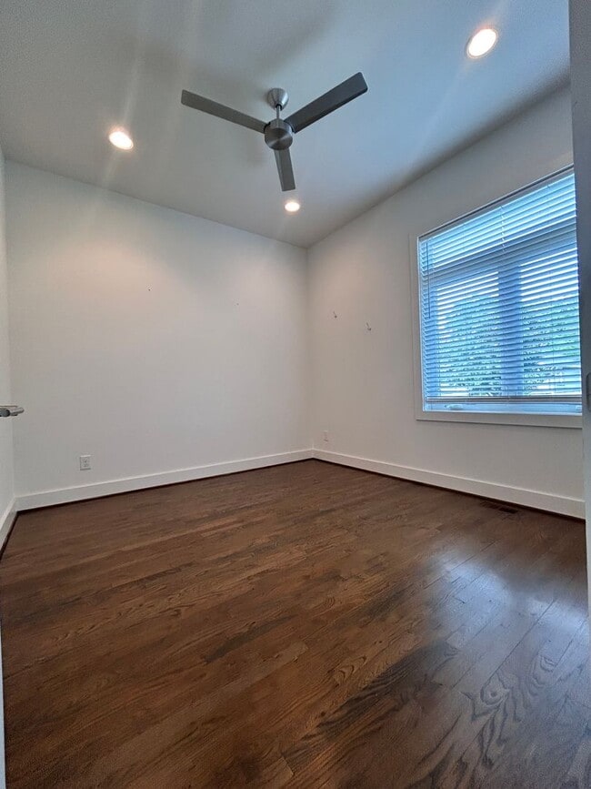 Building Photo - 913 14th Ave S