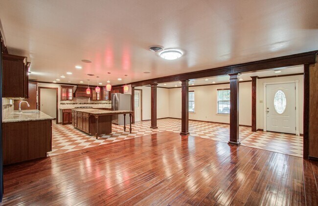 Building Photo - 1722 Front St