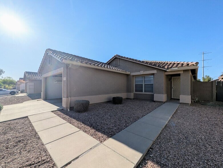 Building Photo - 3008 W Running Deer Trl