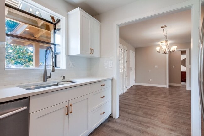 Building Photo - Gorgeous Upper Unit Condo in Fairway Knoll...