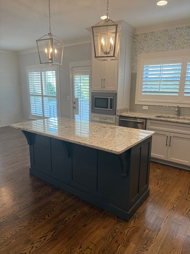 Building Photo - **New Price**Spacious Custom Home in Barns...