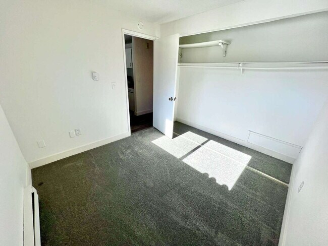 Building Photo - Scenic Lakeside Apartment for Rent - Federal Way