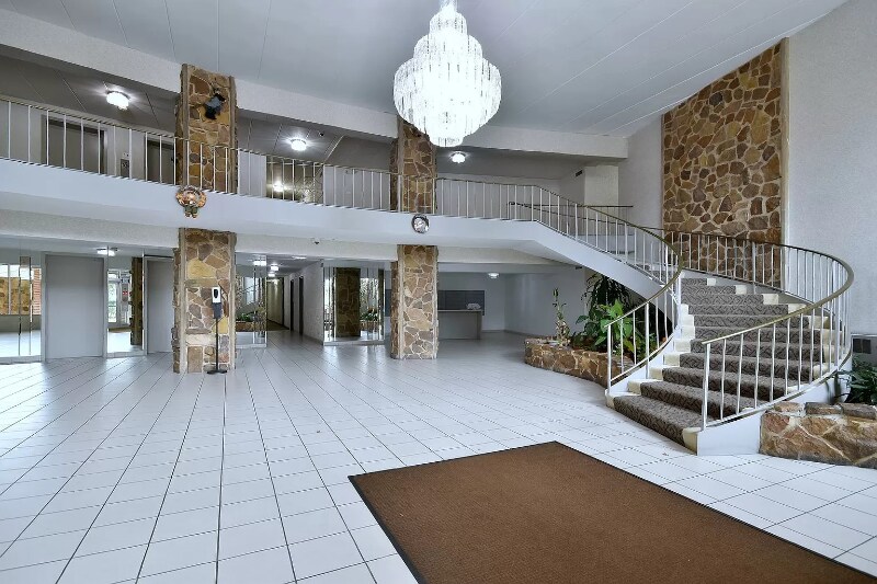 Building Photo - 16 E Old Willow Rd