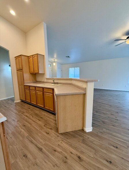 Building Photo - 7451 E Mountain Dr