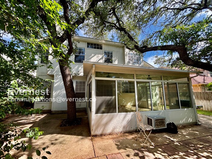 Building Photo - 2303 Mockingbird Dr