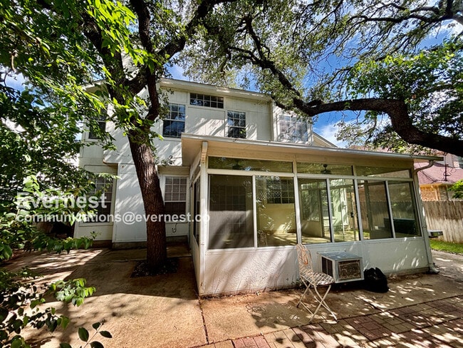 Building Photo - 2303 Mockingbird Dr