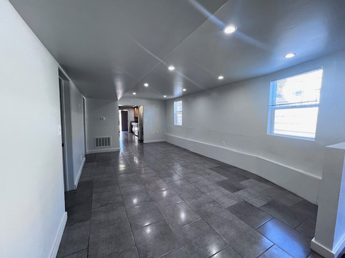 Building Photo - 1037 Peralta St