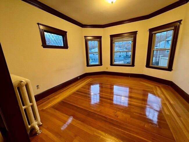 Building Photo - 9-11 Lincoln St