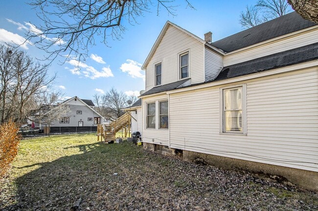 Building Photo - 1703 S Park St