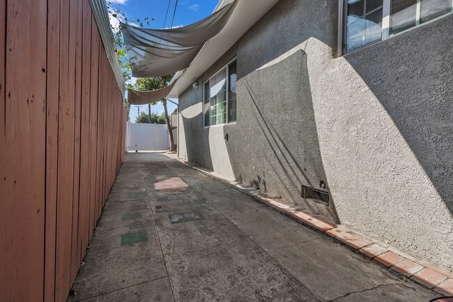 Building Photo - 2419 W 30th St