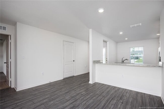 Building Photo - 1949 SE Sandia Dr