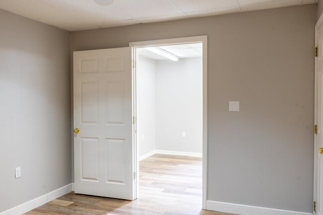 Building Photo - 4520 Ventura Dr