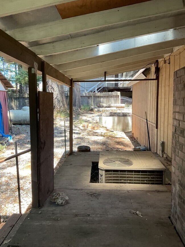 Building Photo - Two story 4 bedroom 2 bath home, Magalia