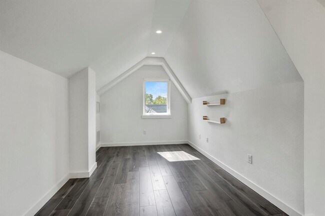 Building Photo - 2502 Southland Dr