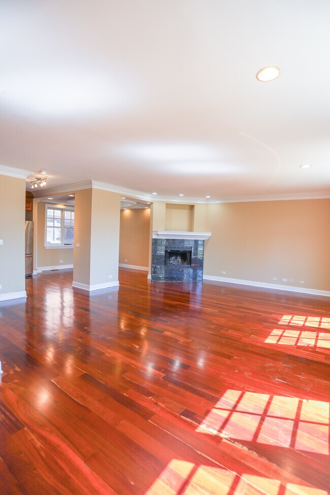 Building Photo - 4321 W Peterson Ave