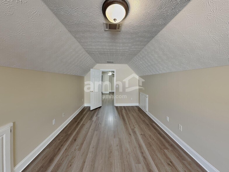 Building Photo - 887 Kendall Park Dr