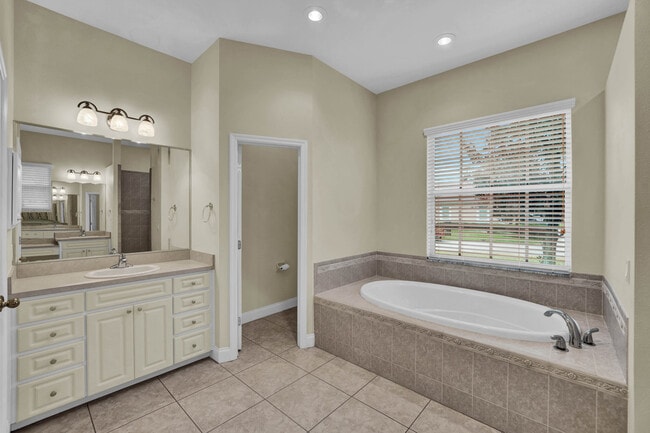 Main Bathroom. - 832 Ashton Oaks Cir