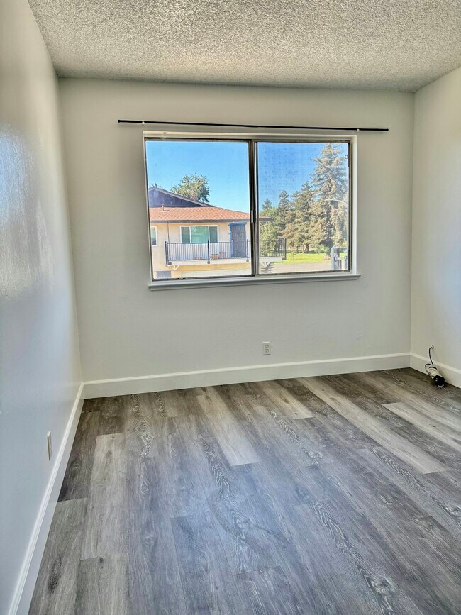 Building Photo - 1331 Pinetree Dr