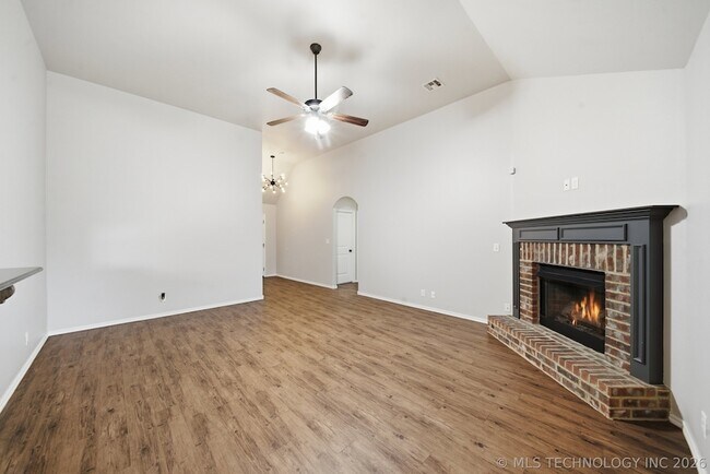 Building Photo - 13328 S 21st Pl