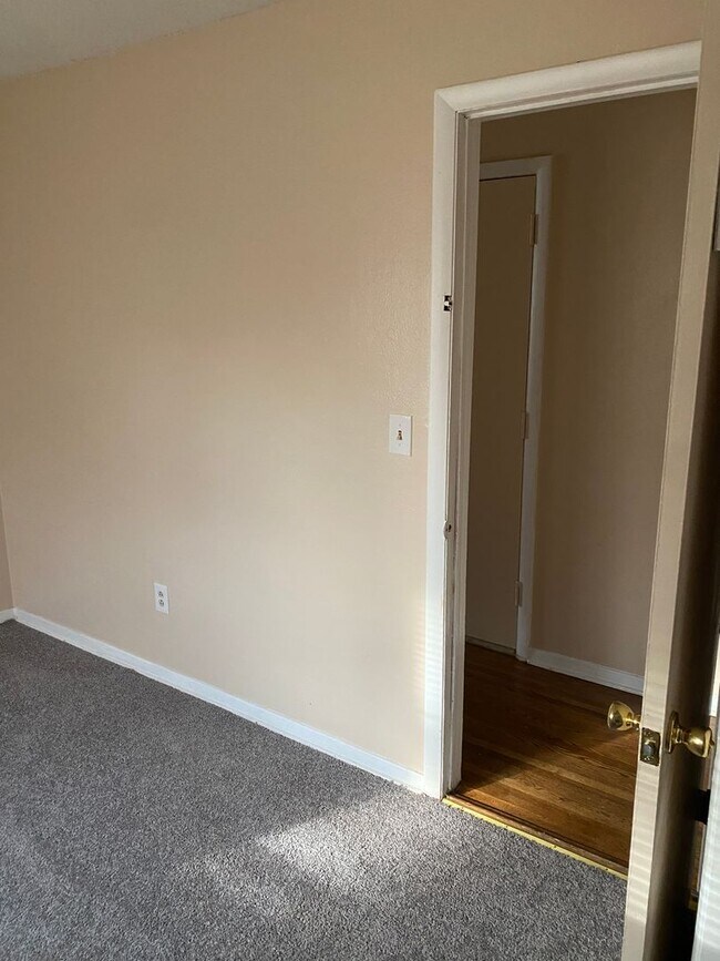 Building Photo - Spacious Two Bedroom Apartment