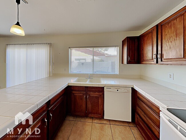 Building Photo - 2742 S Las Flores