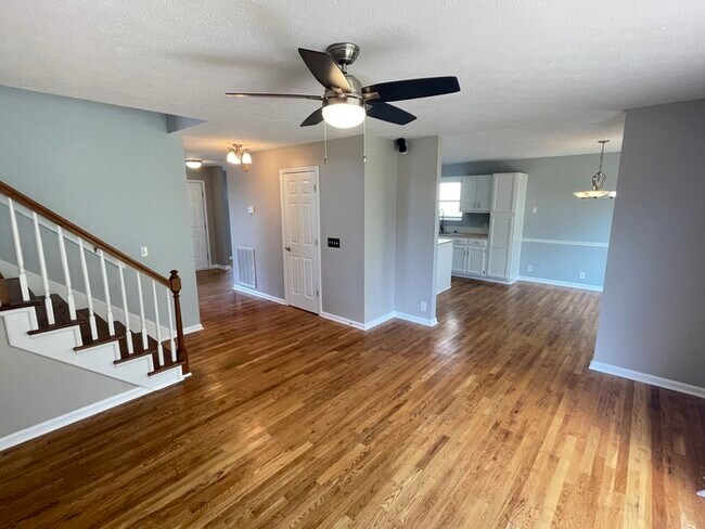 Building Photo - Harbortowne corner lot home with fenced yard and deck!