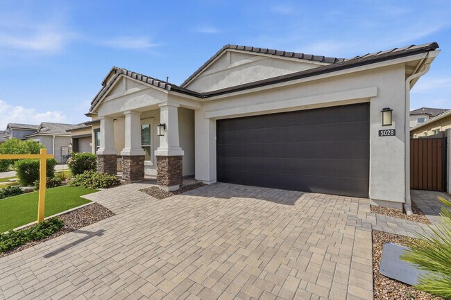 Building Photo - 5028 E Shady Glen Ave