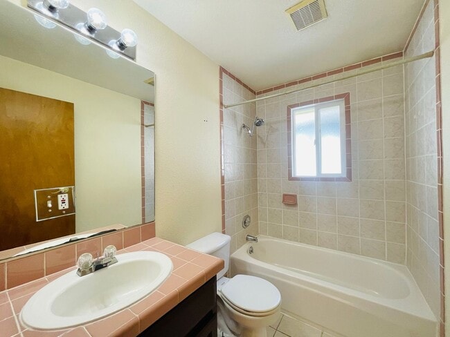 Building Photo - Massive House with Elegant Finishes in Madison Valley!